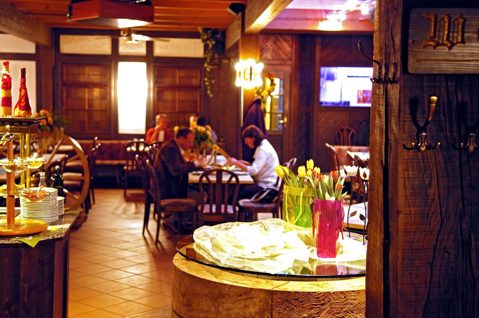 Brauhaus Zum Loewen Hotel Muhlhausen Bagian luar foto